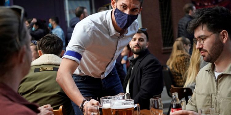 Ce țări din Europa impun pașaport de vaccinare pentru cei care vor să meargă la restaurante, cluburi, piscine, teatre