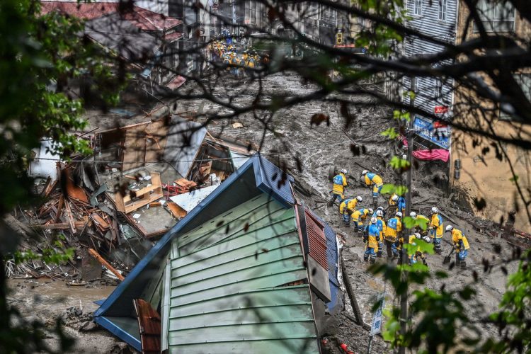 Imagini catastrofale în Japonia. Salvatorii au îndepărtat noroiul cu buldozerul pentru a căuta supraviețuitori | FOTO
