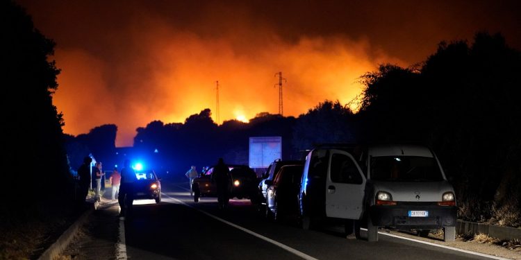 Incendiile puternice în Sardinia nu pot fi ținute sub control. Italia cere ajutorul ţărilor vecine | VIDEO