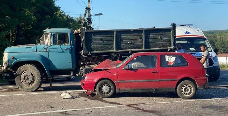 Авария в Будештах: Столкнулись грузовик и легковушка