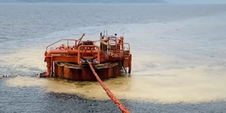 Разлив российской нефти в Черном море оказался в 400 тысяч раз больше