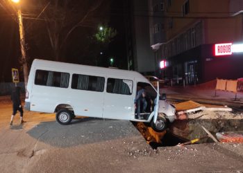 В столице микроавтобус угодил в траншею, которую вырыли для замены труб