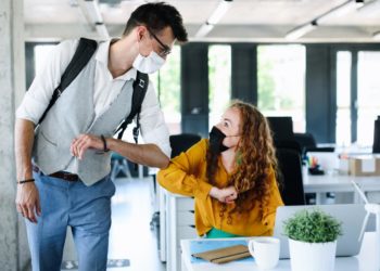 Ученые считают, что коронавирус распространяется во время разговора