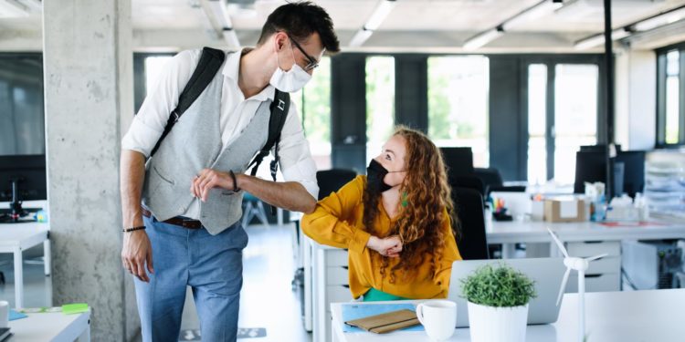 Ученые считают, что коронавирус распространяется во время разговора