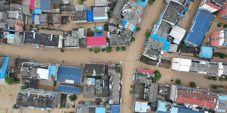 Наводнение в Китае: объявлен «красный» уровень опасности, десятки погибших