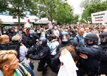 Confruntări cu poliția la Berlin, la manifestațiile împotriva restricțiilor anti-COVID, iar Israelul anunță că sistemul de sănătate se confruntă cu o creştere a numărului de cazuri grave de pacienţi COVID | VIDEO