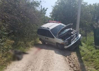 В Окницком районе автомобиль врезался в столб и перевернулся. Сообщается о погибшем