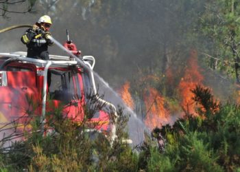 Мощный лесной пожар на юго-востоке Франции привел к эвакуации тысяч людей