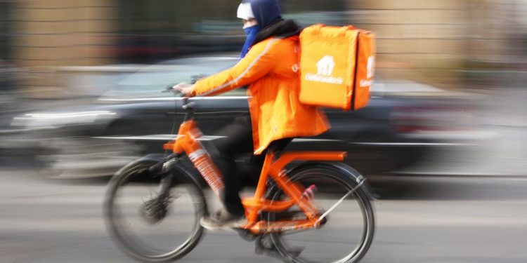 Бывший афганский министр стал доставщиком еды в Германии