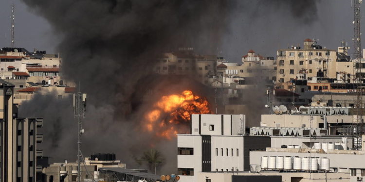 Израиль нанес удар по Газе в ответ на запуск шаров с зажигательной смесью