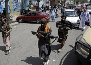 Кризис в Афганистане: Афганцам запрещено приезжать в аэропорт, Талибан велел женщинам оставаться дома, в стране заканчиваются медикаменты