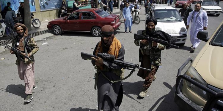 Кризис в Афганистане: Афганцам запрещено приезжать в аэропорт, Талибан велел женщинам оставаться дома, в стране заканчиваются медикаменты