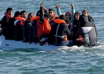 У берегов Британии перехватили рекордное количество нелегалов на 30 лодках