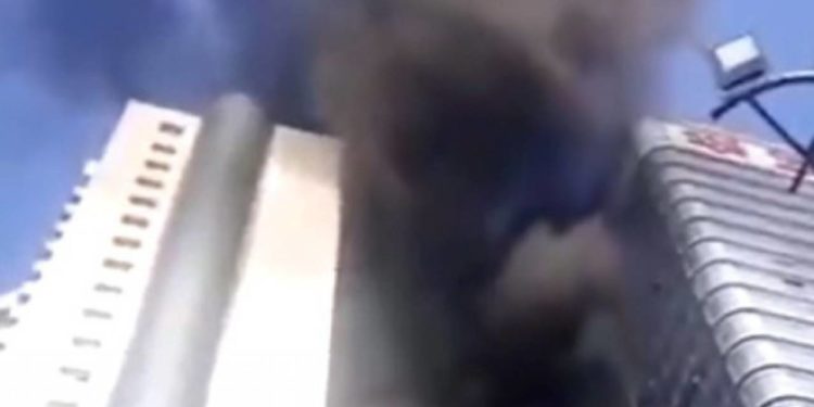В Китае загорелась Сианьская башня международной торговли
