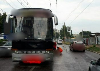 Bărbat în vârstă de 82 de ani, strivit de un autocar. Traversa neregulamentar strada