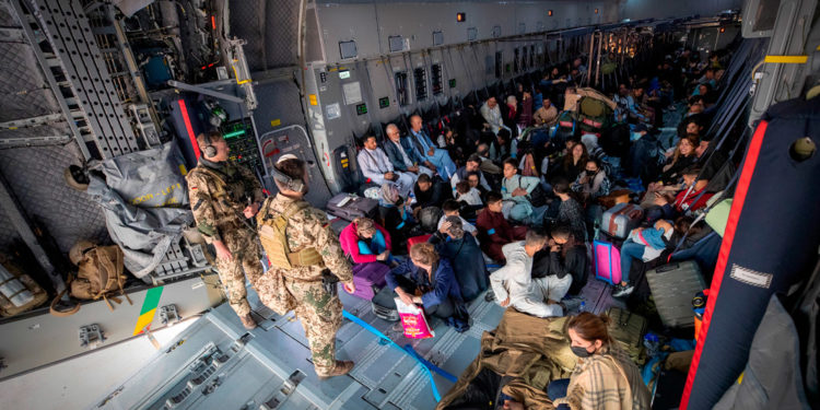 Франция не сможет продолжить эвакуацию из Афганистана после 27 августа