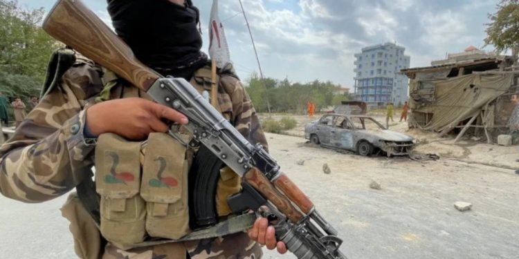 Трассеры и фейерверки в небо: как талибы празднуют вывод войск США | VIDEO