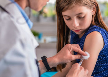 Минздрав рассматривает вопрос вакцинации детей от коронавируса