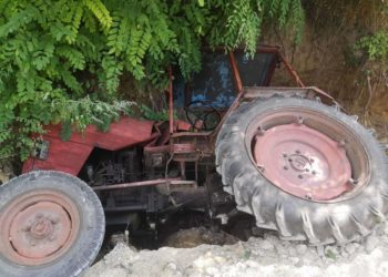 Un tractor, „înghițit” de un șanț la Telenești. Șoferul de 59 de ani a fost preluat la spital în stare gravă
