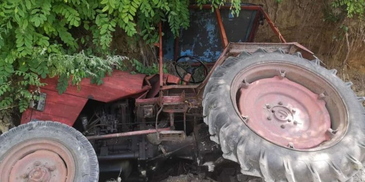 Un tractor, „înghițit” de un șanț la Telenești. Șoferul de 59 de ani a fost preluat la spital în stare gravă