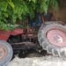 Un tractor, „înghițit” de un șanț la Telenești. Șoferul de 59 de ani a fost preluat la spital în stare gravă