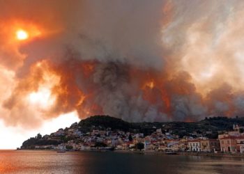 Atena este amenințată de incendii! Șase locuitori din suburbiile capitalei Greciei și un pompier, duși la spital