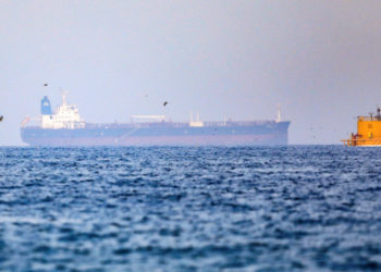 Британские военные заявили об освобождении танкера в Оманском заливе