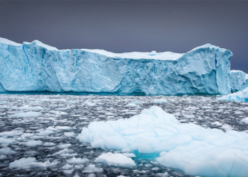 Всего за сутки в Гренландии растаяло 8,5 миллиарда тонн льда: кому угрожает большая вода