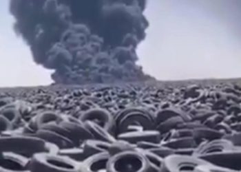 Самая большая в мире свалка автомобильных шин загорелась в Кувейте