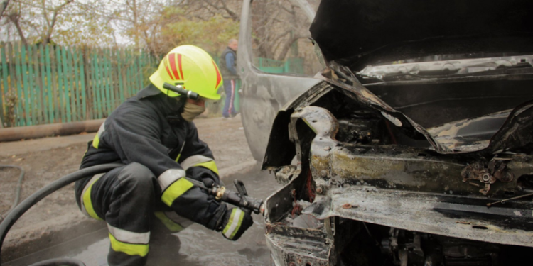 На трассе Кишинев-Леушены на ходу загорелся микроавтобус