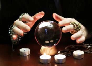 Opt ani de închisoare pentru două pretinse clarvăzătoare | VIDEO