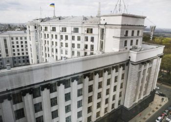 В Киеве мужчина с гранатой угрожает взорвать Кабмин