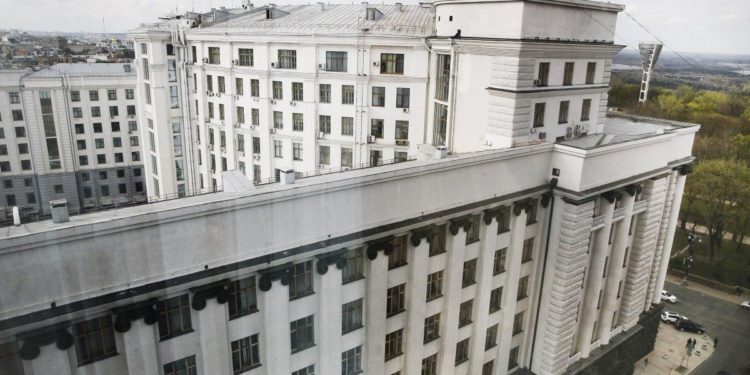 В Киеве мужчина с гранатой угрожает взорвать Кабмин