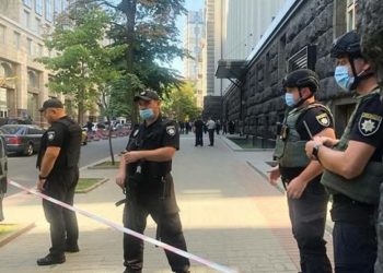 Угрожавшего взорвать гранату в кабмине Украины мужчину задержали