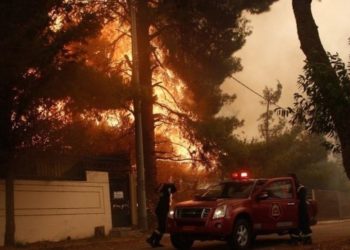 С охваченного пожаром острова в Греции по морю эвакуировали людей