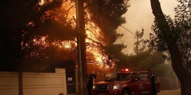 С охваченного пожаром острова в Греции по морю эвакуировали людей