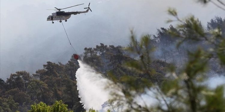 Cinci elicoptere ale unei companii din R. Moldova participă la stingerea incendiilor în Turcia