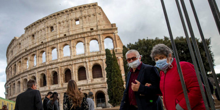 В Италии сиделок могут обязать делать прививку от коронавируса
