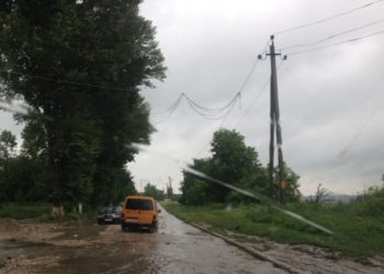 Întuneric afară, întuneric și în case: Furtuna a lăsat fară curent mai multe localități din țară