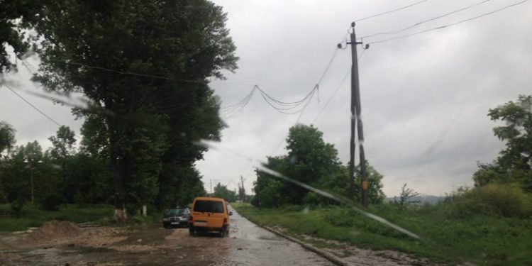 Întuneric afară, întuneric și în case: Furtuna a lăsat fară curent mai multe localități din țară