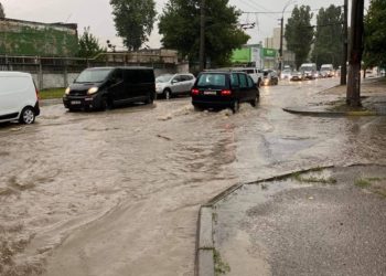 В столице из-за ливней движение транспорта оказалось заблокированным