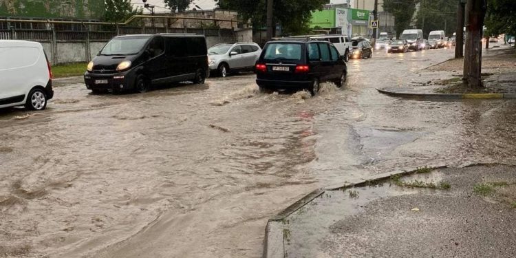 В столице из-за ливней движение транспорта оказалось заблокированным