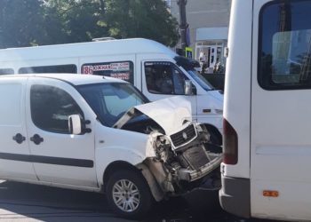 Авария в столице: Столкнулись маршрутка и легковушка. Есть пострадавшие | VIDEO