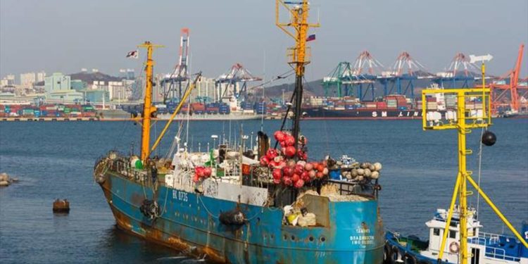 Российский траулер загорелся в норвежском порту Киркенес