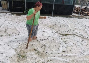 Râuri de grindină până la genunchi pe străzile unui oraș din Slovenia