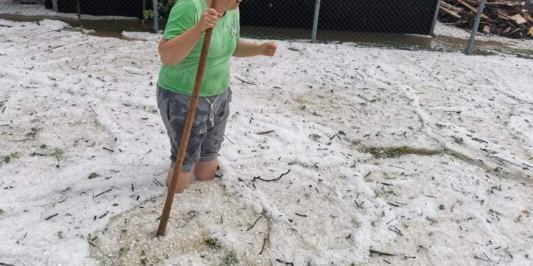 Râuri de grindină până la genunchi pe străzile unui oraș din Slovenia