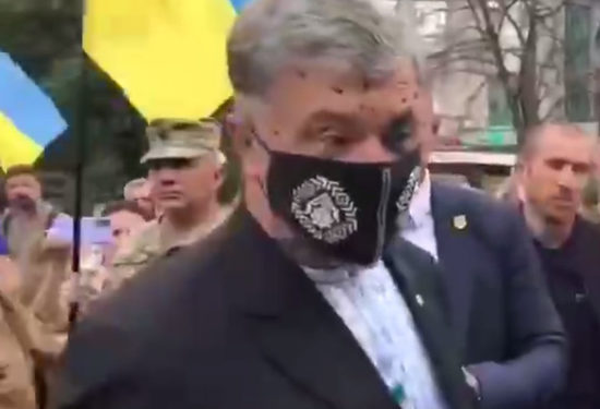 В Киеве бывшего президента Украины Петра Порошенко облили зеленкой