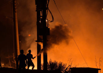 „A fost iadul pe Pământ”. Incendiul masiv din Atena a ars toată noaptea trecută și a forțat mii de oameni să fugă din case