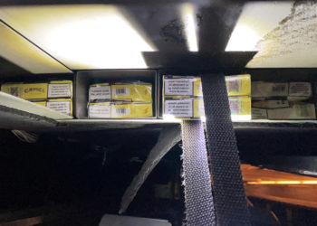 Business cu țigări moldovenești în UE. Șoferul unui autocar, prins în vama Cahul cu vehiculul ticsit cu contrabandă | VIDEO