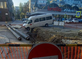 „Zona de lucru este îngrădită”. Termoelectrica, după ce un microbuz a ajuns într-un șanț de pe strada Paris
